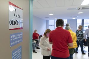 Itt vannak a friss vírusadatok: 19 690 új fertőzött, 163-an vannak lélegeztetőgépen