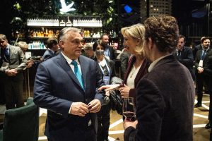 Orbán Viktor még nem javasol pezsgőbontást az omikron miatt