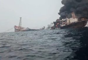 Felrobbant egy olajszállító hajó Nigériánál, rengeteg olaj kerülhetett a tengerbe (videókkal)