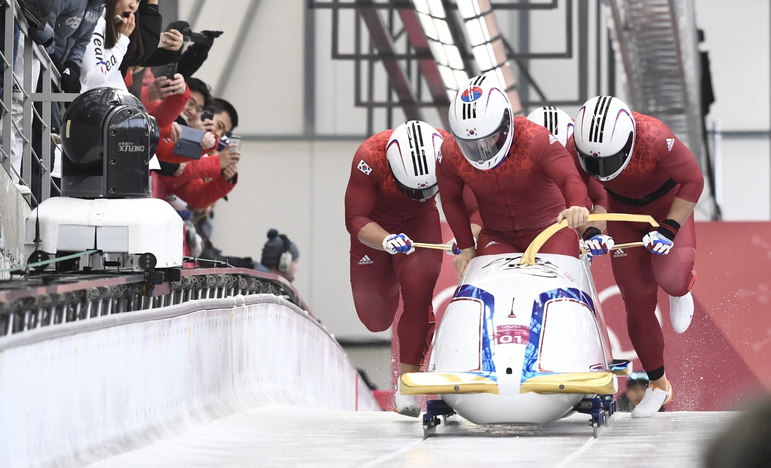 30 years after the movie, Ice is with you!  players support the Jamaican bobsled team together