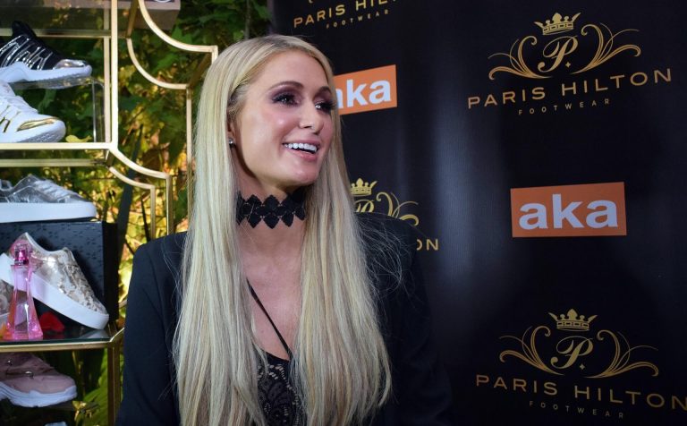 Paris Hilton megmutatta, milyen egy ultra-szexi dekoltázs