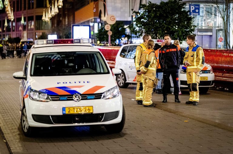 Videón, ahogy egy rendőrautóval elgázolják a menekülő amszterdami túszejtőt