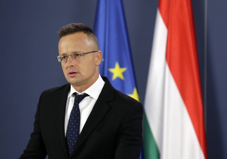 Szijjártó: „legfontosabb feladatunk az, hogy a magyar emberek biztonságát garantáljuk“