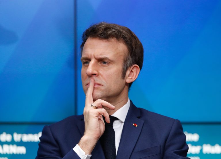 Macron telefonon próbálta meggyőzni Putyint a kivonulásról