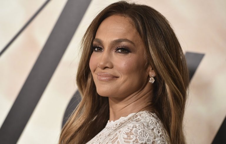 Jennifer Lopez úgy rázza a kerek fenekét, hogy megőrülsz (videó)