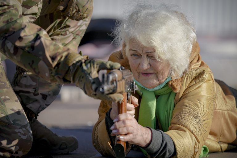 Az ukrán „Babushka zászlóalj” is készen áll hazája védelmére