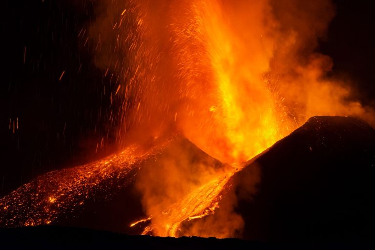 Narancsszínbe borította az éjszakai eget a kitörő Etna (fotók, videó)