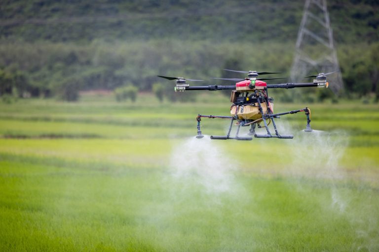 Drónok végezhetik ezentúl a mezőgazdasági területek légi permetezését