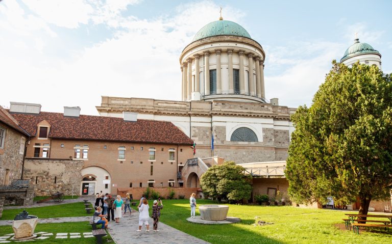 Második világháborús robbanótestet találtak az esztergomi bazilika kupolájában