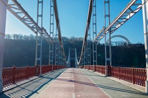 Felrobbantottak egy hidat, hogy lassítsák az oroszok előrenyomulását Kijev felé