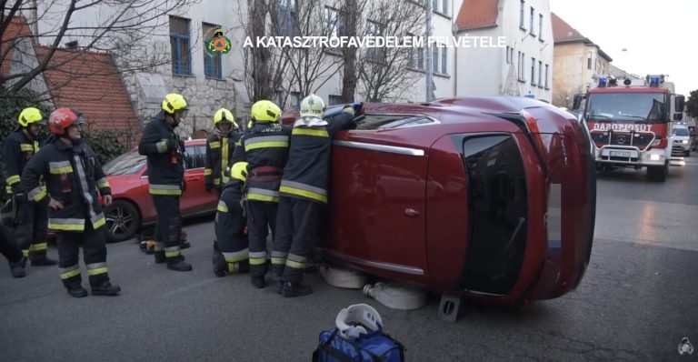 Oldalára borult egy autó Budapest XII. kerületében: videón a mentés