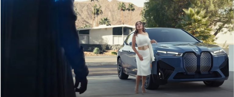 Mindent visz a BMW reklámfilmje: Arnold Schwarzenegger és Salma Hayek (videó)
