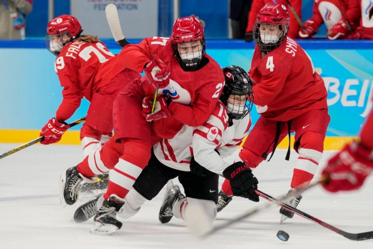 Tragikomikus jelenetek a téli olimpián: az olimpiai hokisok maszkban léptek pályára