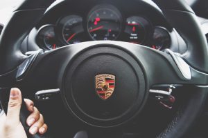 Porschékkal és Audikkal telerakott lángoló teherhajó sodródik az Atlanti-óceánon