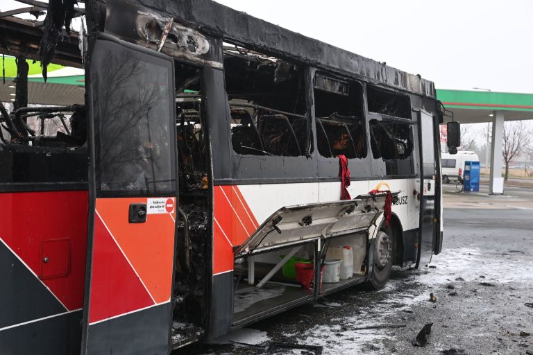 Videón, ahogy a lángok felemésztették a kigyulladt buszt Budaörsön