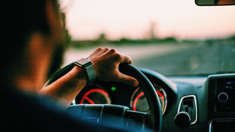 NAV: fontos határidő közeleg az autósok számára