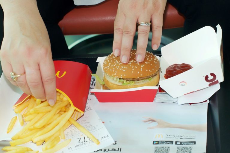 Egy McDonald’s dolgozó bemutatta, így veri át az étterem a fogyasztókat