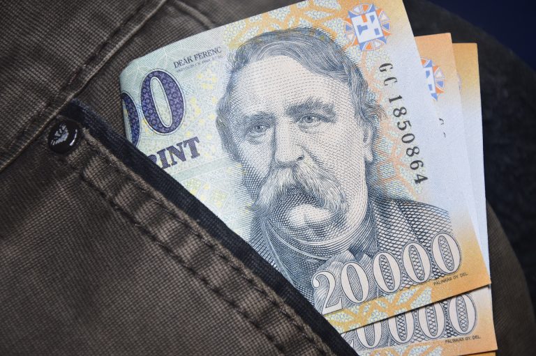 Történelmi mélypont közelébe zuhant a forint