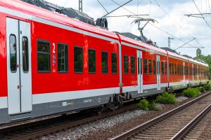 Vonatszerencsétlenség Münchennél: két vonat összeütközött, egy ember életét vesztette, 14 megsérült