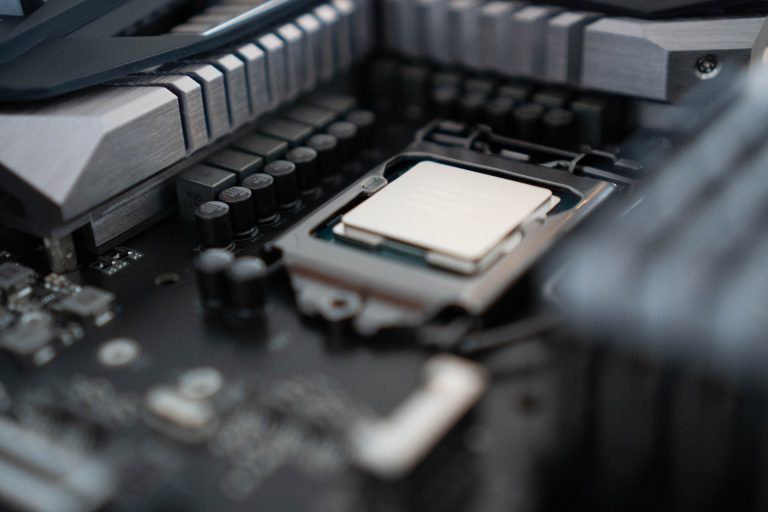 Komoly sebezhetőségeket találtak az Intel processzorainál, érdemes BIOS-t frissíteni