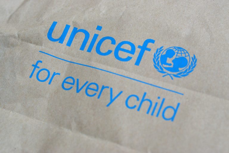 UNICEF: illetményt fizetnek több ezer fizetés nélkül maradt afgán tanárnak