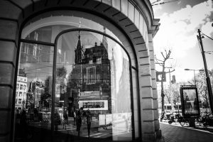 Túszokat ejtett egy fegyveres férfi az egyik amszterdami Apple boltban (videók)