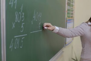 Kormányinfó: fontos üzenetet kaptak a tanárok, nemcsak a sztrájkoló pedagógusok