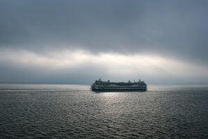 Kigyulladt egy komp a tengeren, több száz embert kellett kimenekíteni (videó)