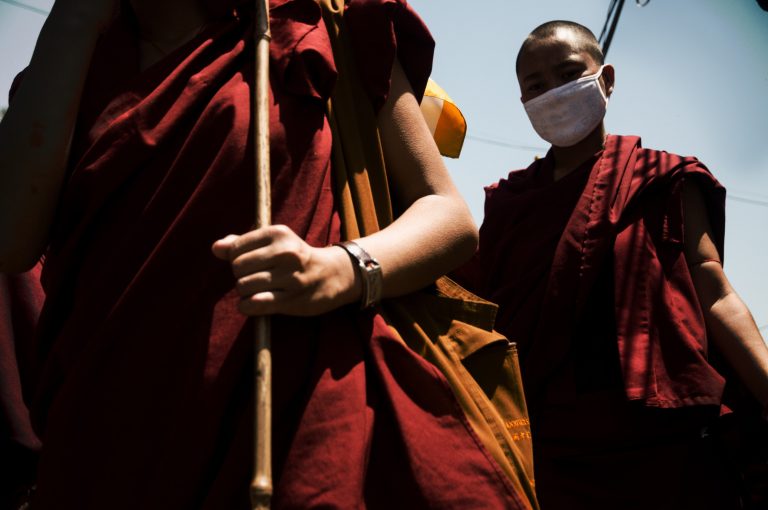 Munkatáborba küldtek tibeti szerzeteseket, mert beszámoltak egy Buddha-szobor lerombolásáról