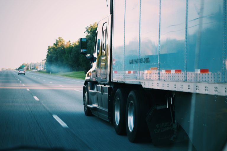 Mobilapplikációval működő konténerszállások épülnek a kamionosoknak