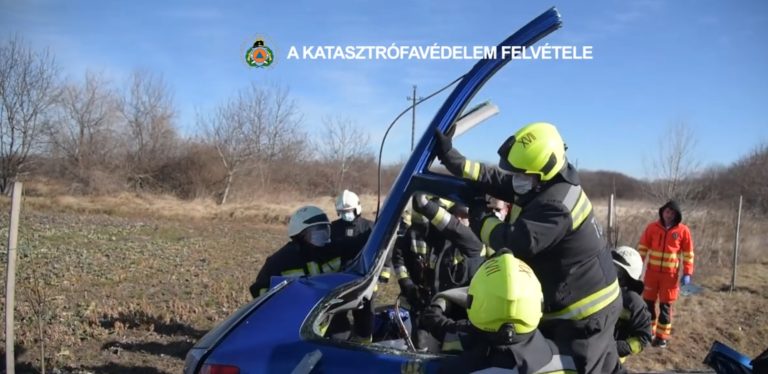 Így vágták szét a Hondát a tűzoltók a Tarcsai úton a sérült vezető miatt (videó)