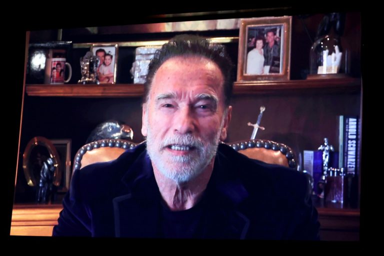 Schwarzenegger az orosz népnek üzent (videó)