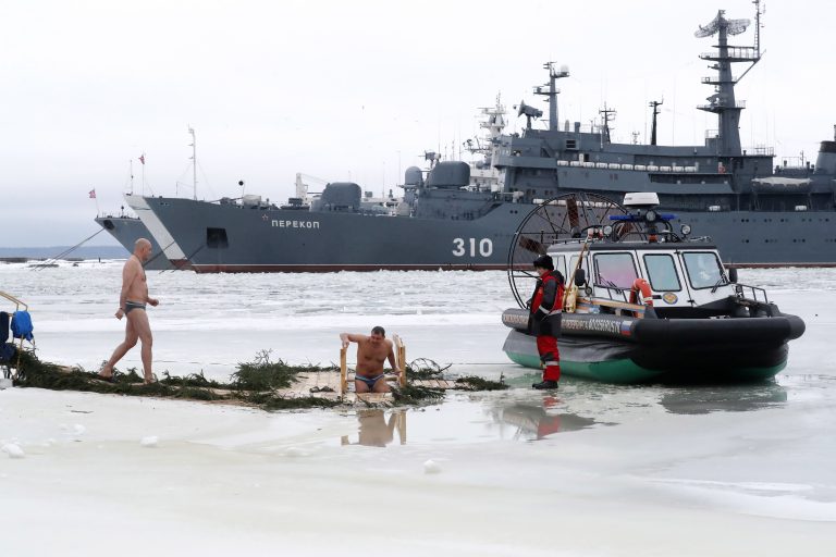 Négy orosz hadihajót vettek észre a japán tengerészek, feltehetően Ukrajnába igyekeznek