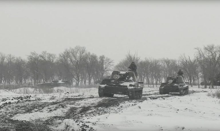 Orosz sajtó: katonai tábort ért aknatámadás Oroszország területén, lőszerraktár is felrobban (videó)