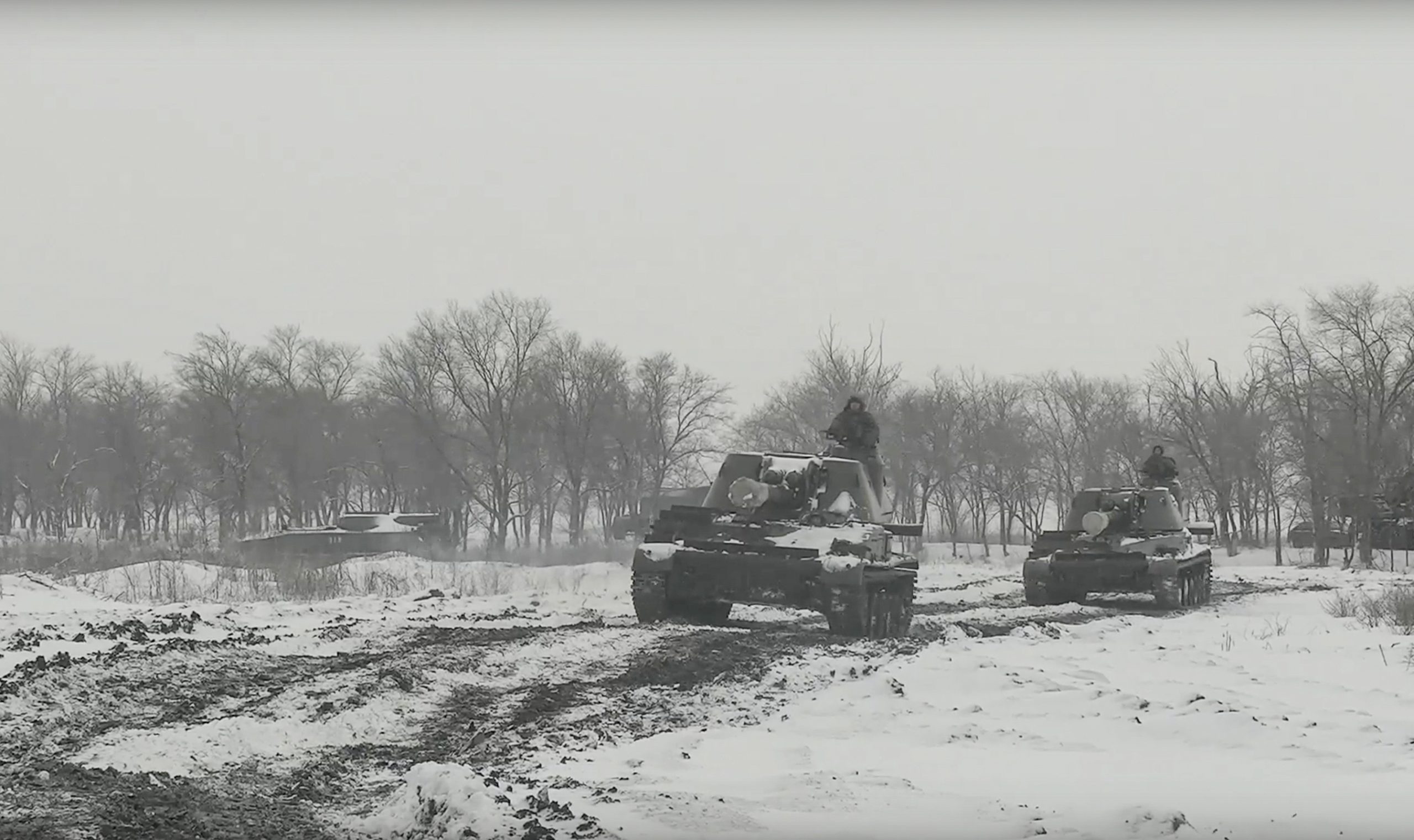 Orosz sajtó: katonai tábort ért aknatámadás Oroszország területén, lőszerraktár is felrobban (videó)