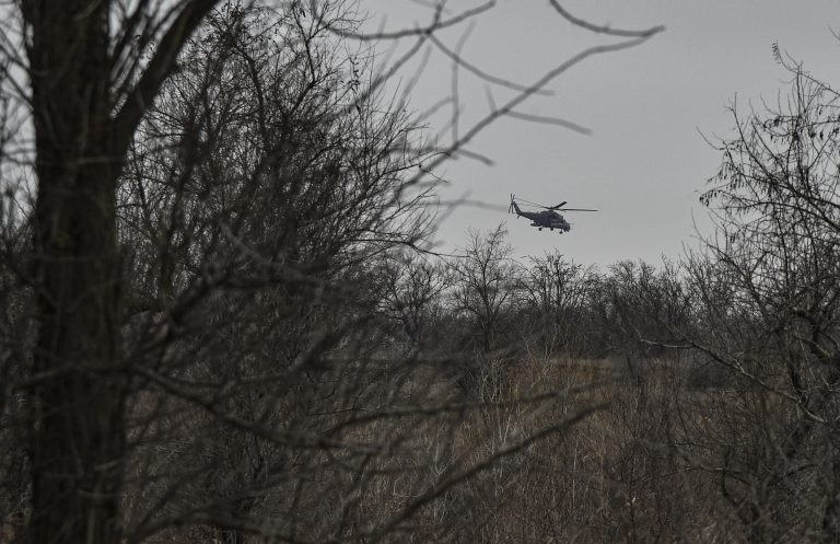 Videón, ahogy az ukrán hadsereg kilő egy orosz helikoptert, és lángokba borul