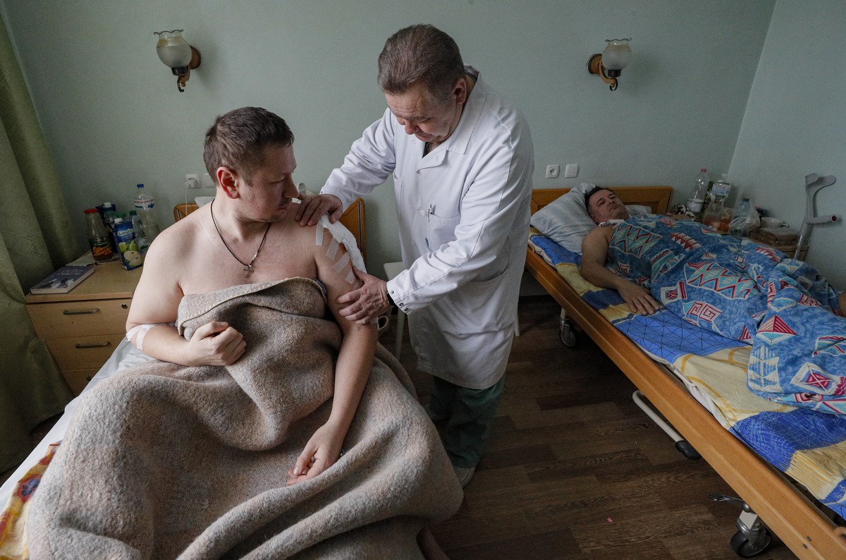 Sebesült katonákat kezelnek az ukrán kórházban, amely korábban szülészeti klinika volt