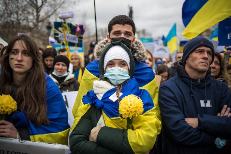 Egy üres fehér tábla tartása elég volt ahhoz Oroszországban, hogy letartóztassanak egy nőt (videó)