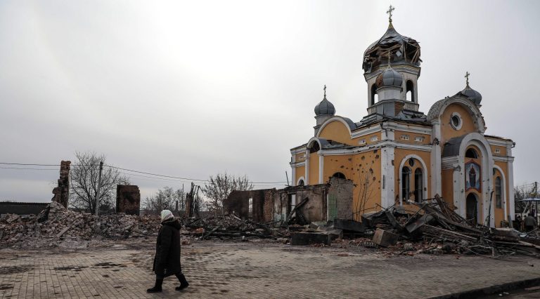 Orosz védelmi minisztérium: 300 ukrán civilt mentettek ki egy kolostorból orosz csapatok