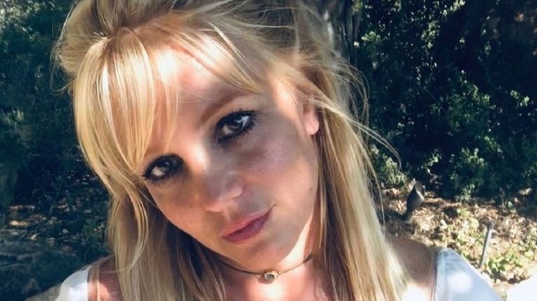 Britney Spears növelte a tétet, fedetlen kebleit összenyomva pózolt a parton (18+)