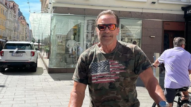 Arnold Schwarzenegger nem viccel, egy tankkal jelent meg, amit saját maga vezetett (videó)