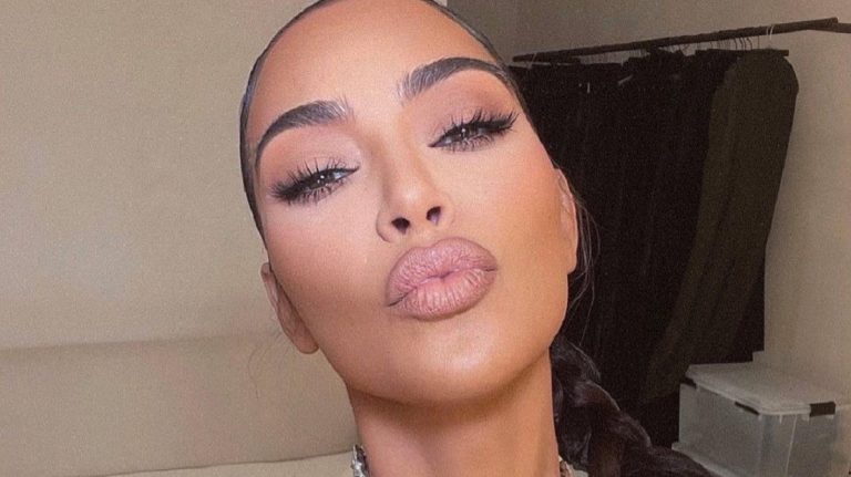 Csak egy szalag takarja Kim Kardashian hatalmas kebleit