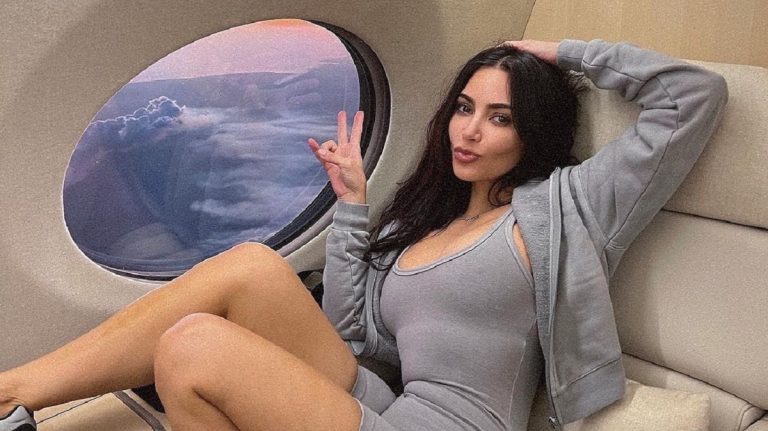 Kim Kardashian formás kebleit a Hold fénye világította meg