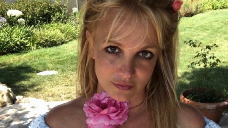 Britney Spears meztelenül fotóztatta magát a parton (18+)