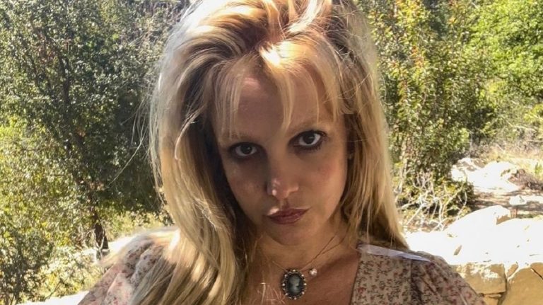 Britney Spears megmutatta a gyémántgyűrűjét