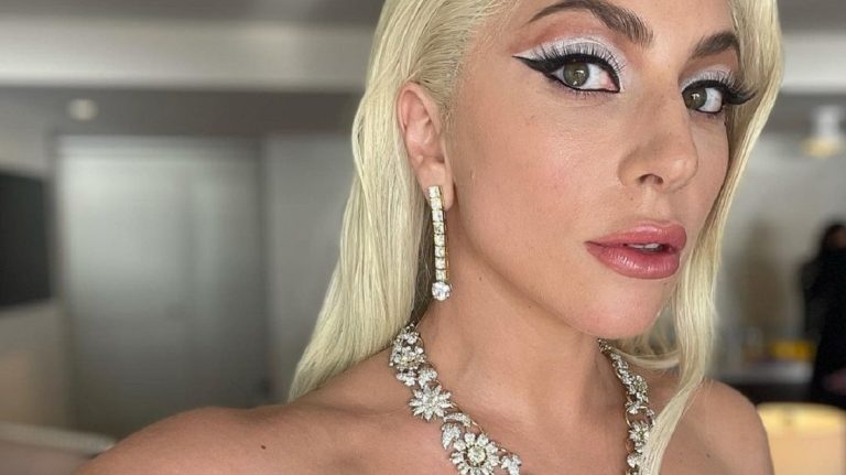 Lady Gaga egészen közelről mutatta meg különleges ékszereit, amiket az Oscar-gálán viselt