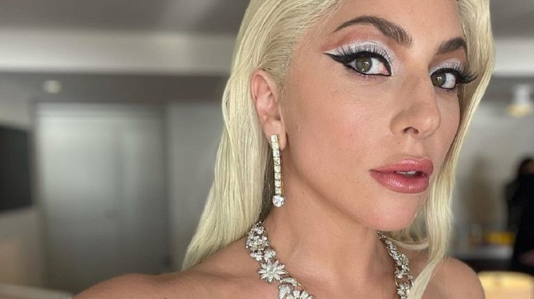 Lady Gaga extrán mellerős ruháját egyszerűen látnod kell