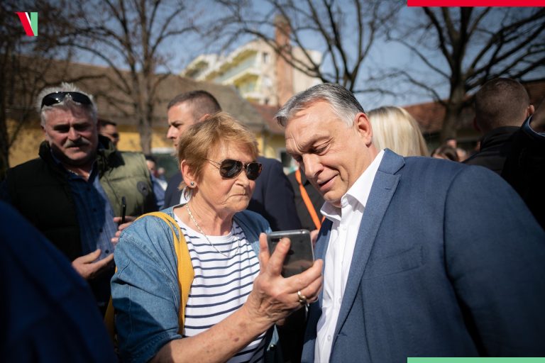 Orbán Viktor és Kis Grófo közös szelfije a választások előtt: „Grófo, te vagy a király!”