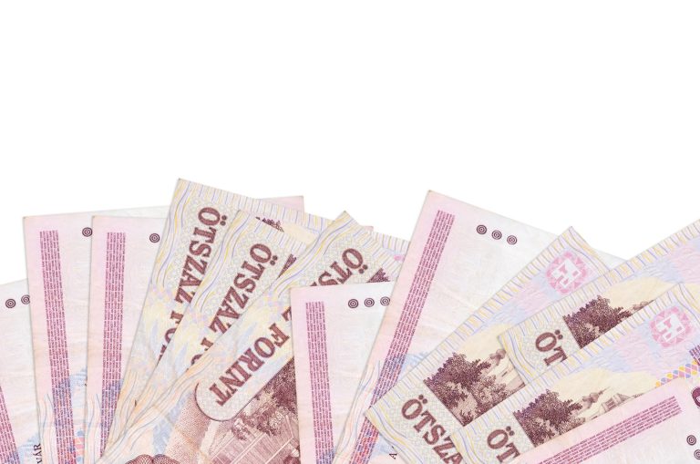 Gyengülést mutat pénteken a forint