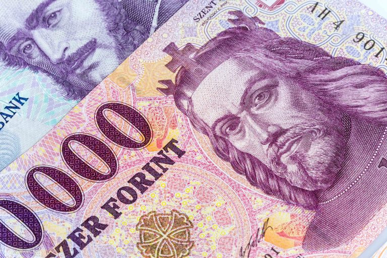 Bajban a forint: 380 forint fölé emelkedett az euróval szembeni árfolyam